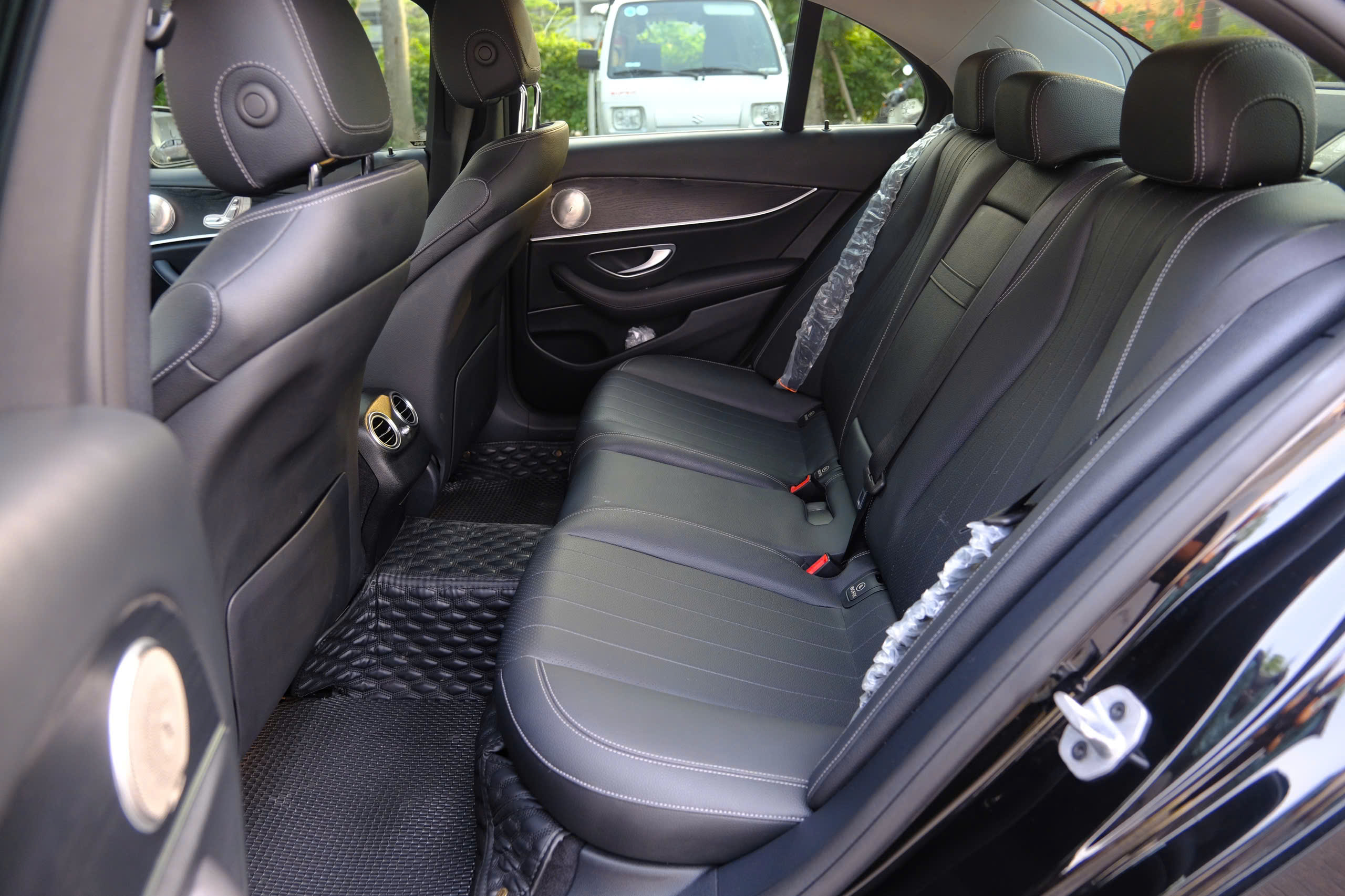 Mercedes Benz E180 2021 BH CHÍNH HÃNG (Đen | Nội thất nâu)