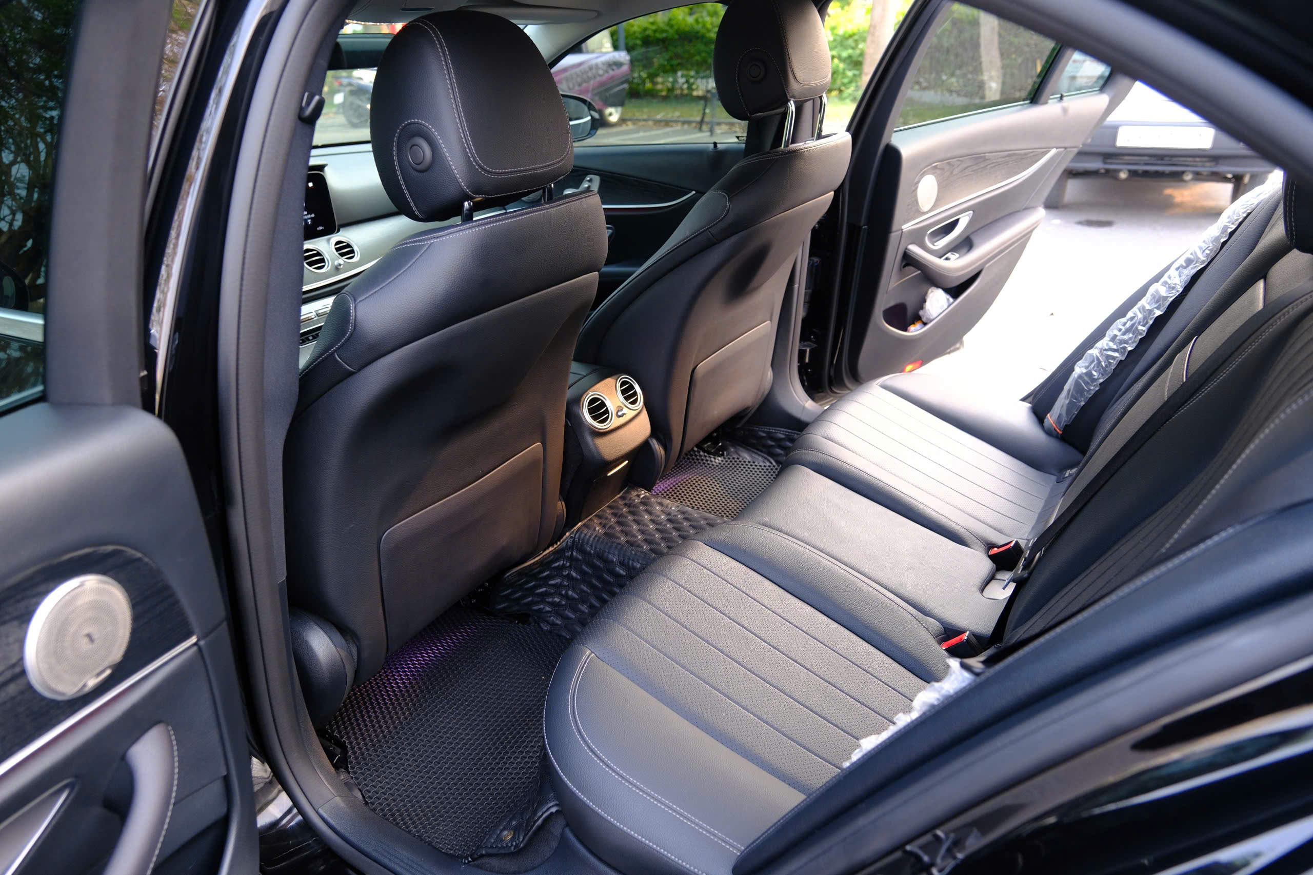 Mercedes Benz E180 2021 BH CHÍNH HÃNG (Đen | Nội thất nâu)