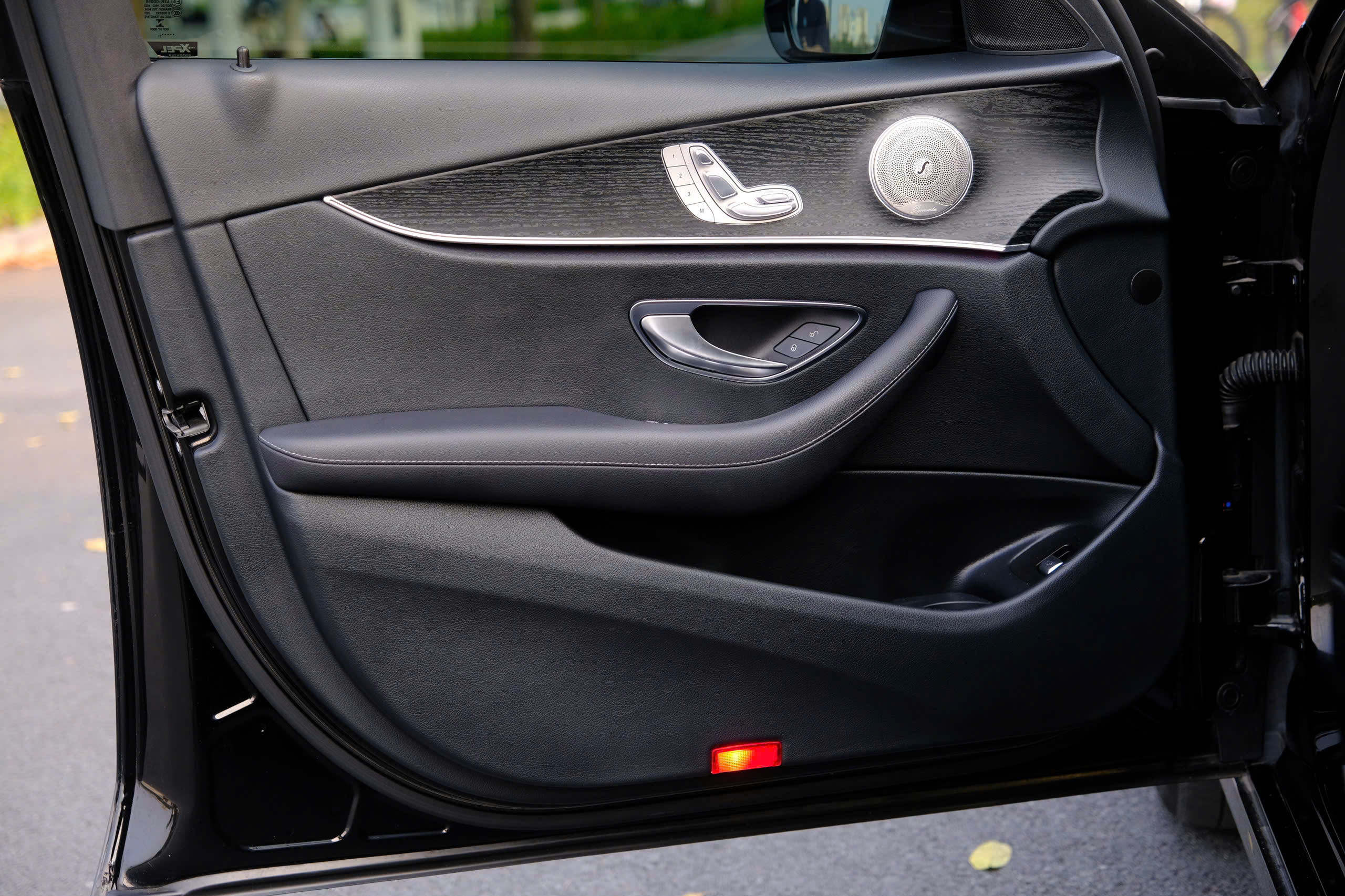 Mercedes Benz E180 2021 BH CHÍNH HÃNG (Đen | Nội thất nâu)