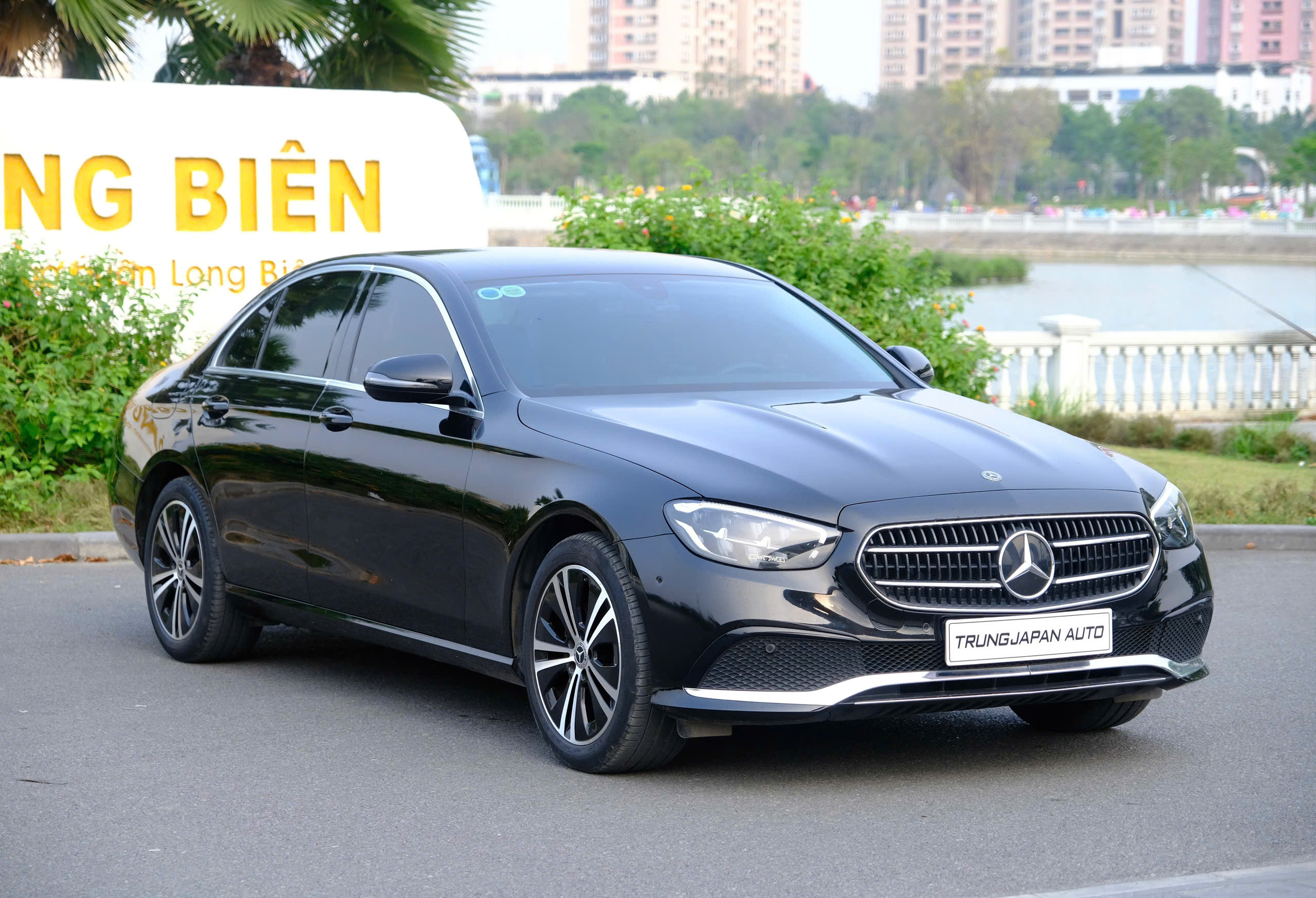 Mercedes Benz E180 2021 BH CHÍNH HÃNG (Đen | Nội thất nâu)