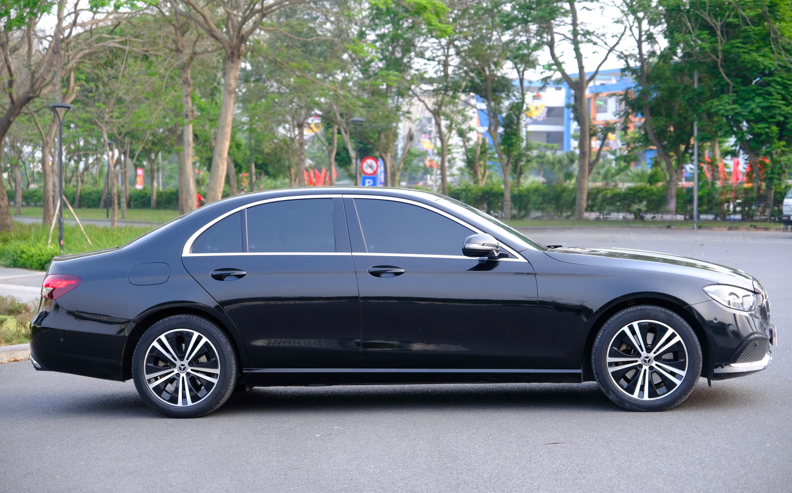 Mercedes Benz E180 2021 BH CHÍNH HÃNG (Đen | Nội thất nâu)