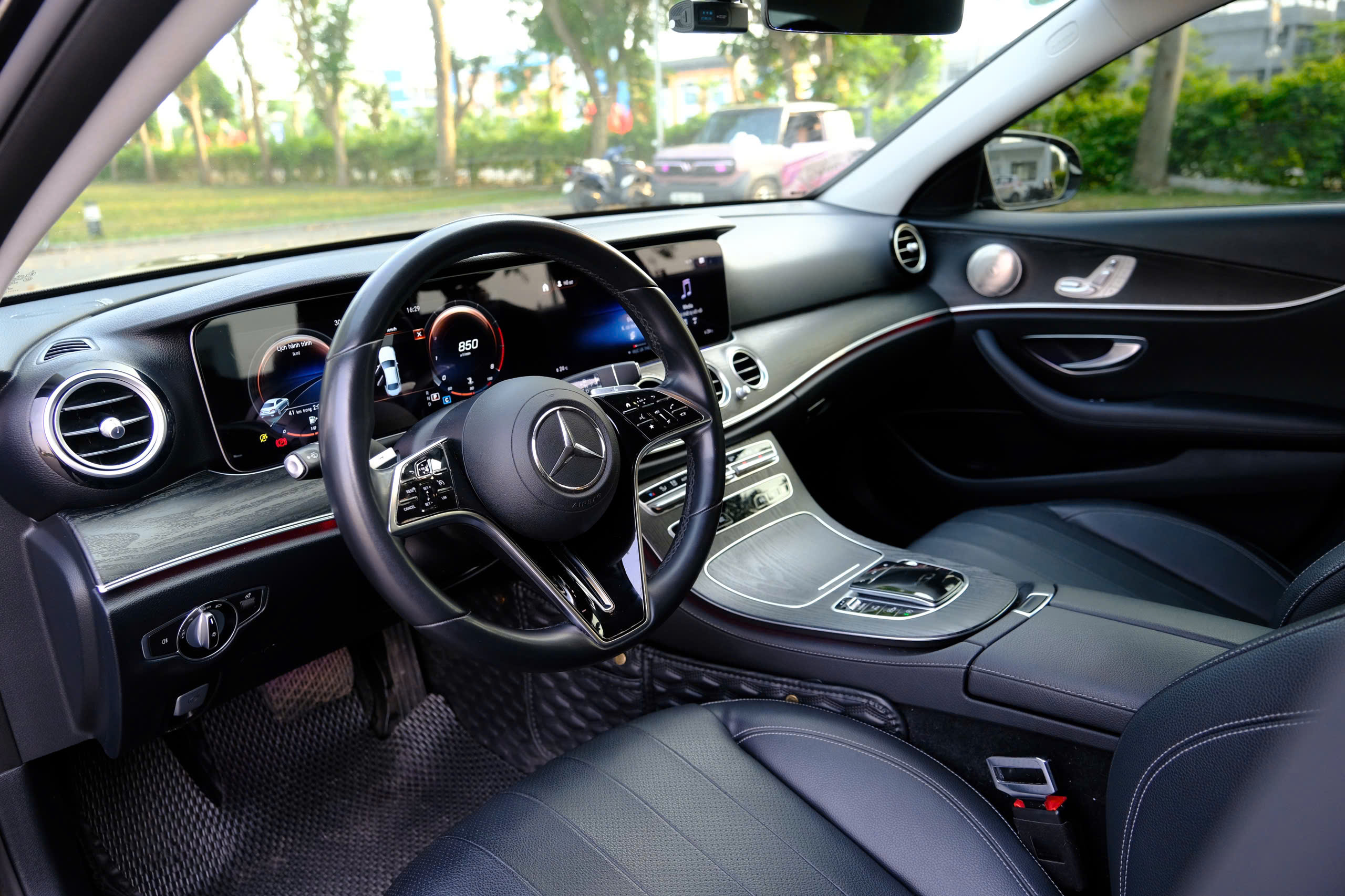 Mercedes Benz E180 2021 BH CHÍNH HÃNG (Đen | Nội thất nâu)