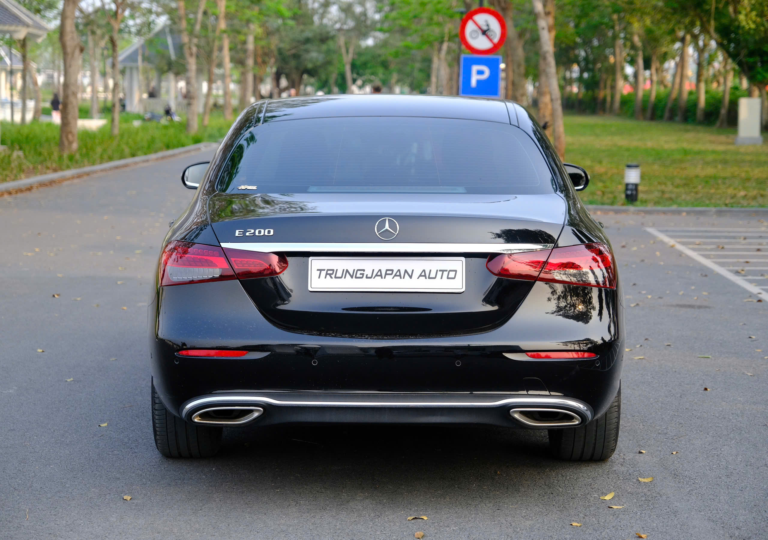 Mercedes Benz E180 2021 BH CHÍNH HÃNG (Đen | Nội thất nâu)