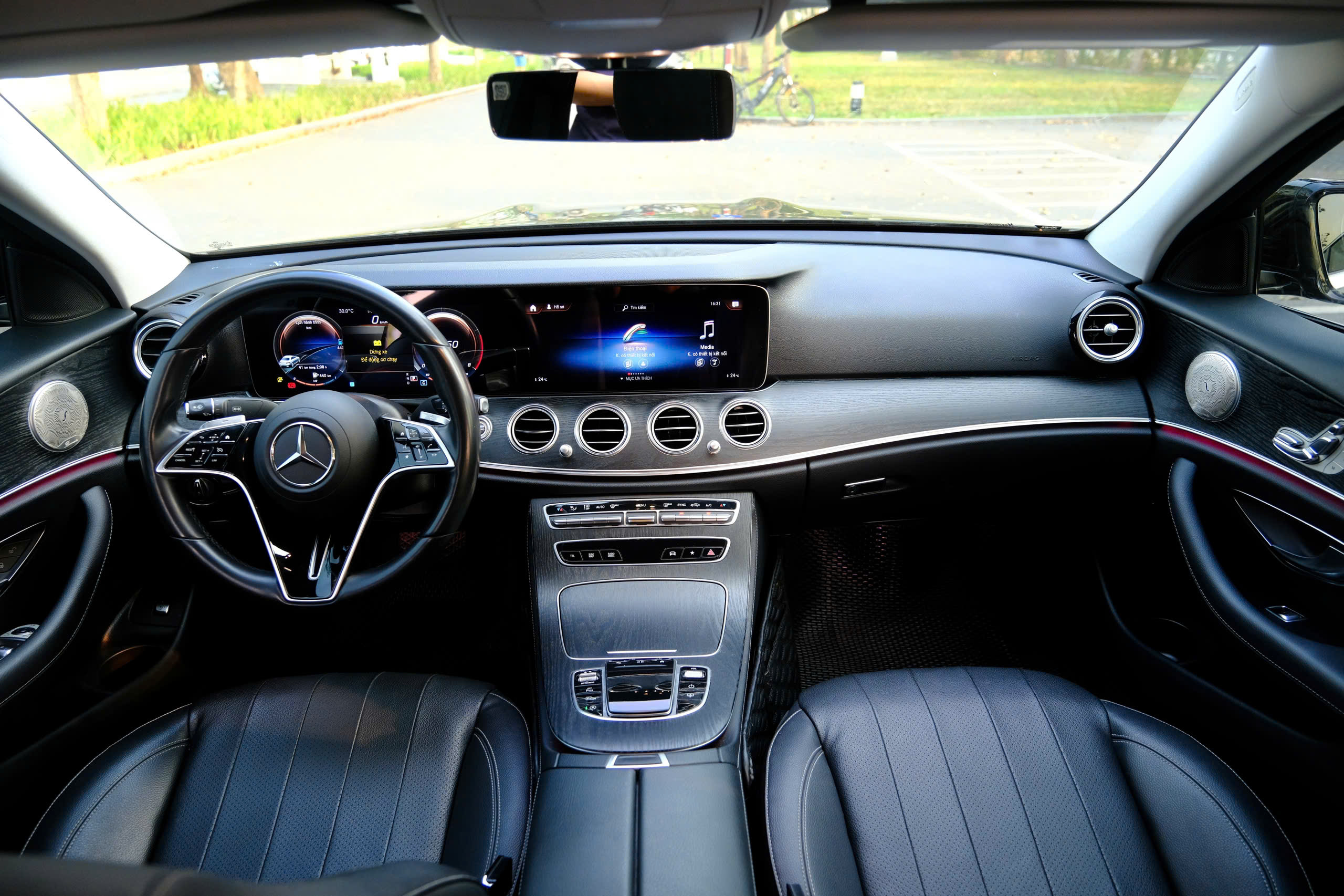 Mercedes Benz E180 2021 BH CHÍNH HÃNG (Đen | Nội thất nâu)