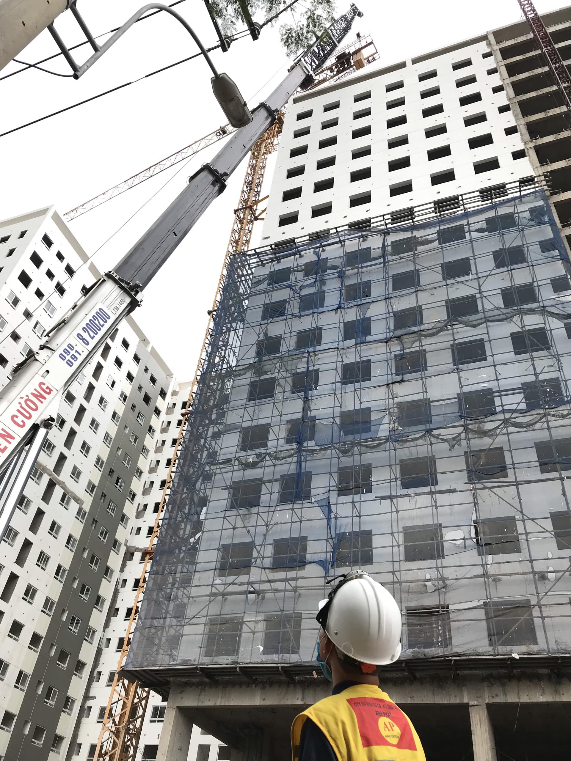Tháo cẩu tháp Block B3 dự án Topaz Home 2, Quận 9, TP Hồ Chí Minh