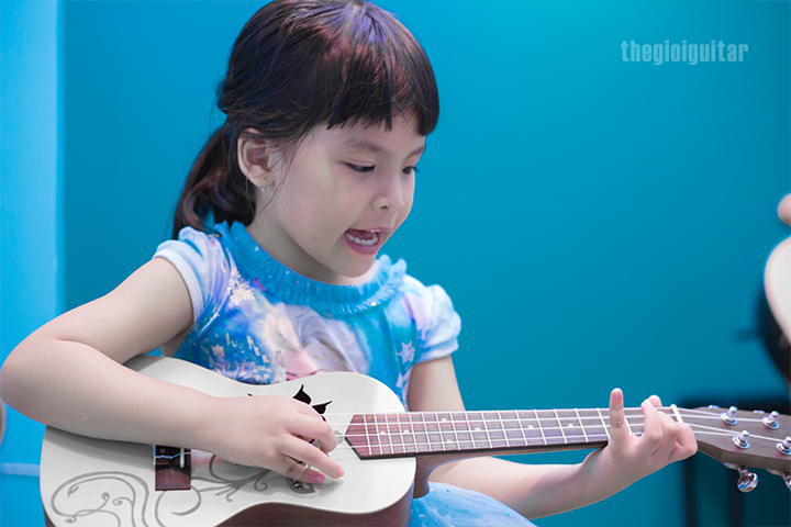 trẻ em học đàn ukulele cơ bản
