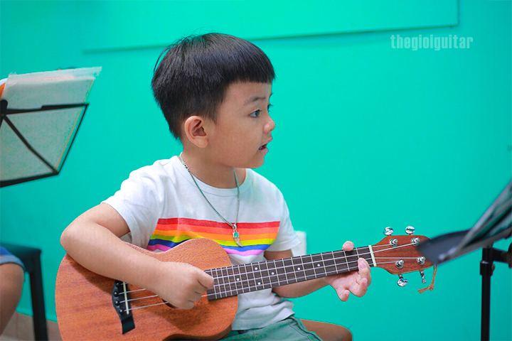 dạy đàn ukulele cho thiếu nhi