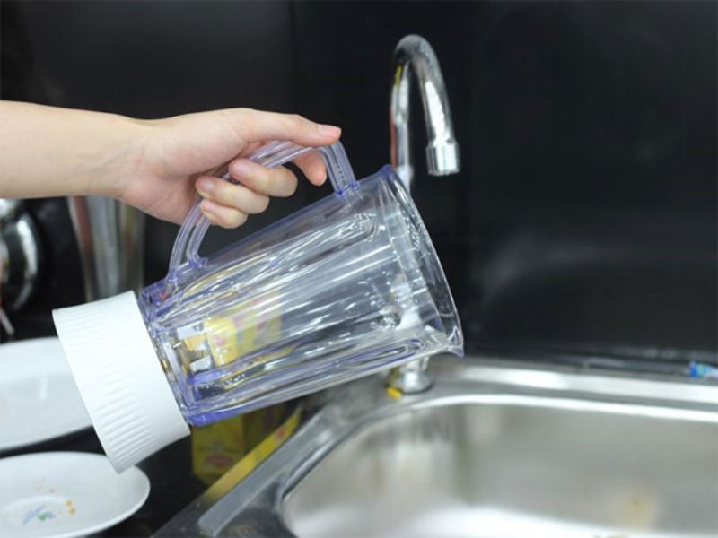 Xả lại nhiều lần với nước