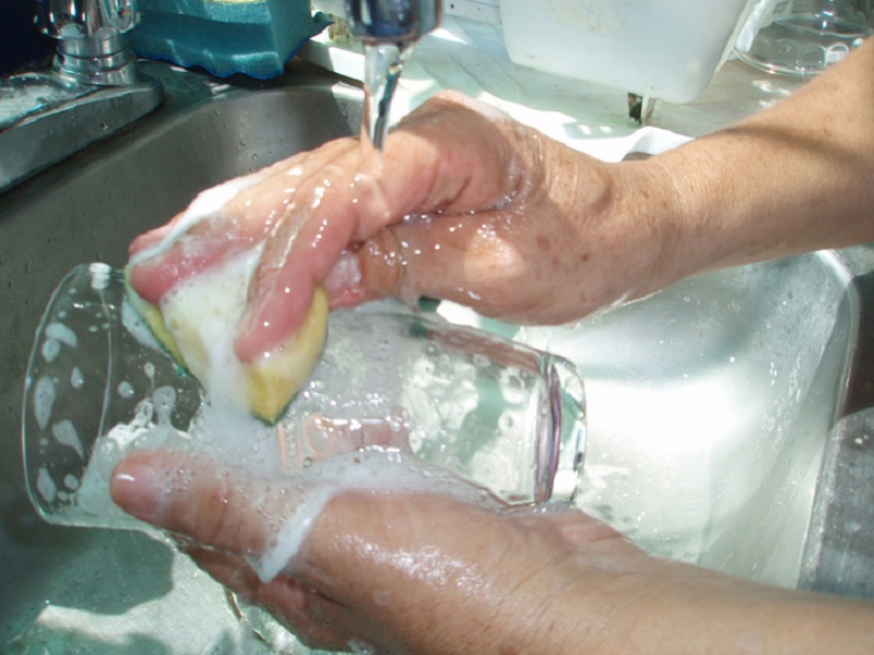 Làm sạch ly thủy tinh bằng nước rửa chén