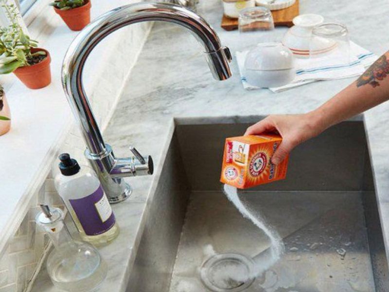 Sử dụng baking soda để làm sạch và khử mùi hôi nhanh chóng