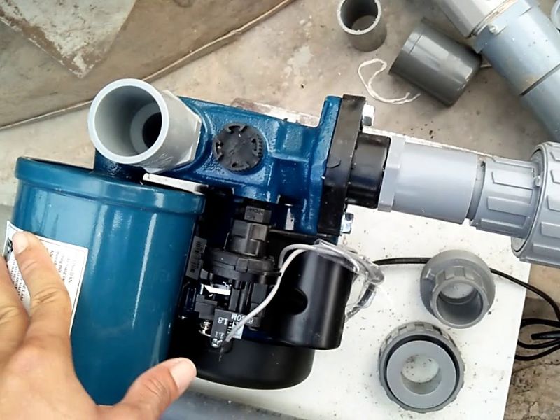 Vệ sinh lại bỏ cặn bẩn ống nước với giấm ăn