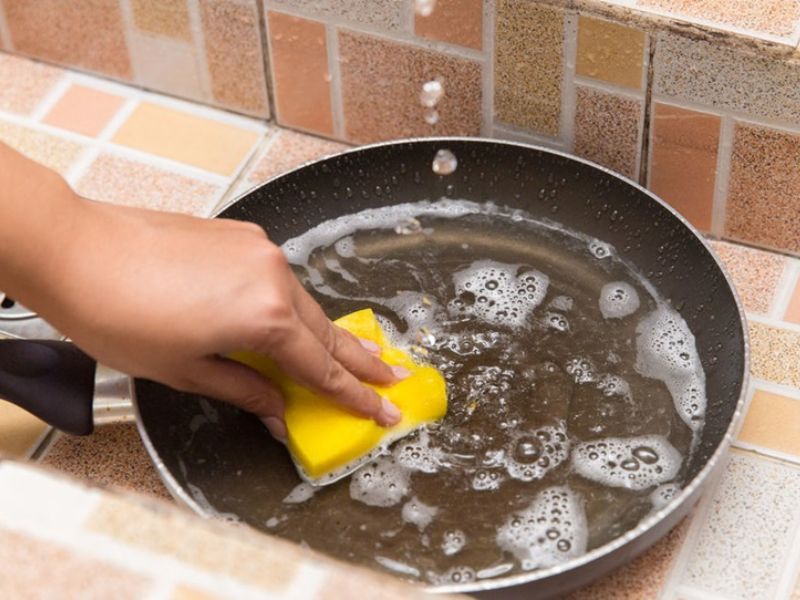 4 mẹo vệ sinh đúng cách chảo chống dính