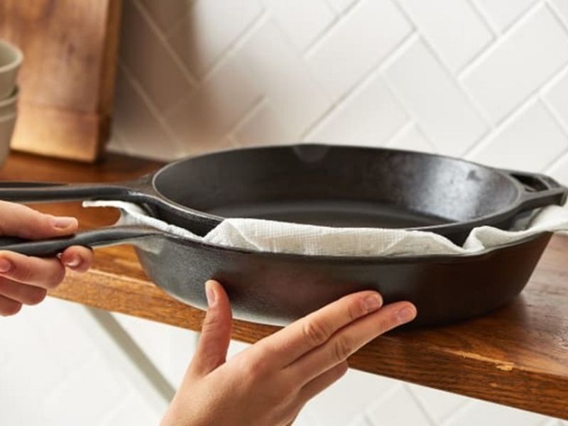 Không xếp chảo chồng lên nhau khi không có lớp bảo vệ