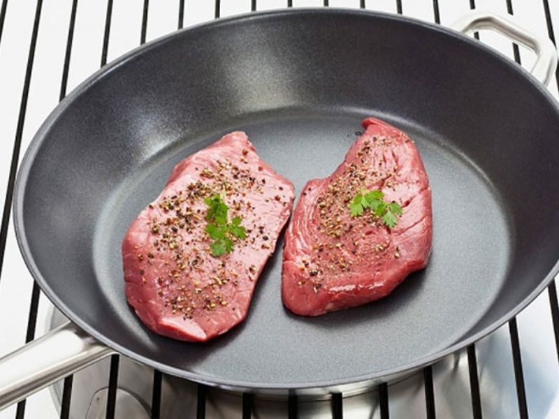 Không dùng chảo để kho hoặc nướng