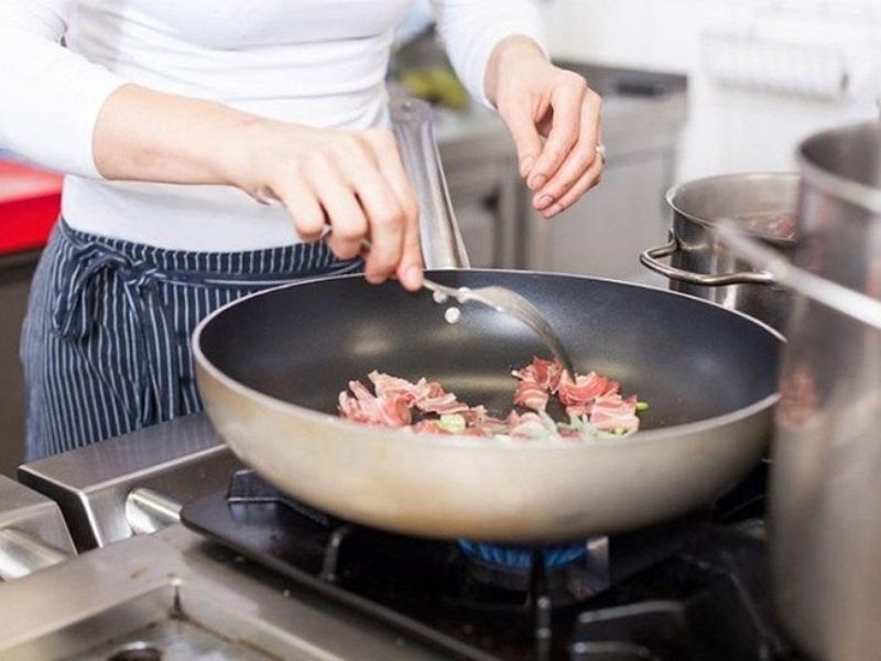 Không cho muối, nước mắm trực tiếp lúc sử dụng nồi