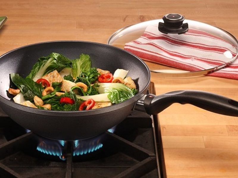 Không chà xát các kim loại vào chảo
