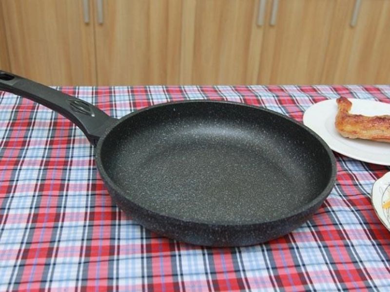 Rửa chảo sau khi nguội