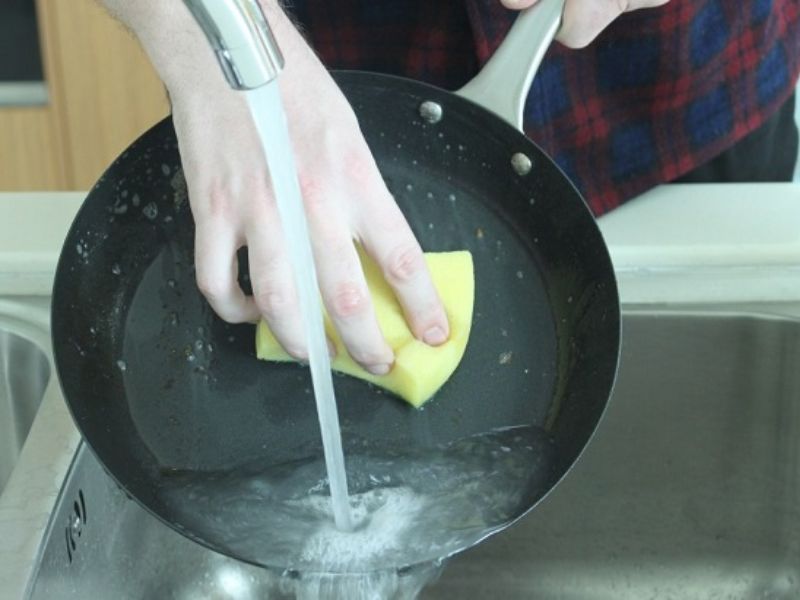 Vệ sinh với giẻ mềm hoặc vải mềm