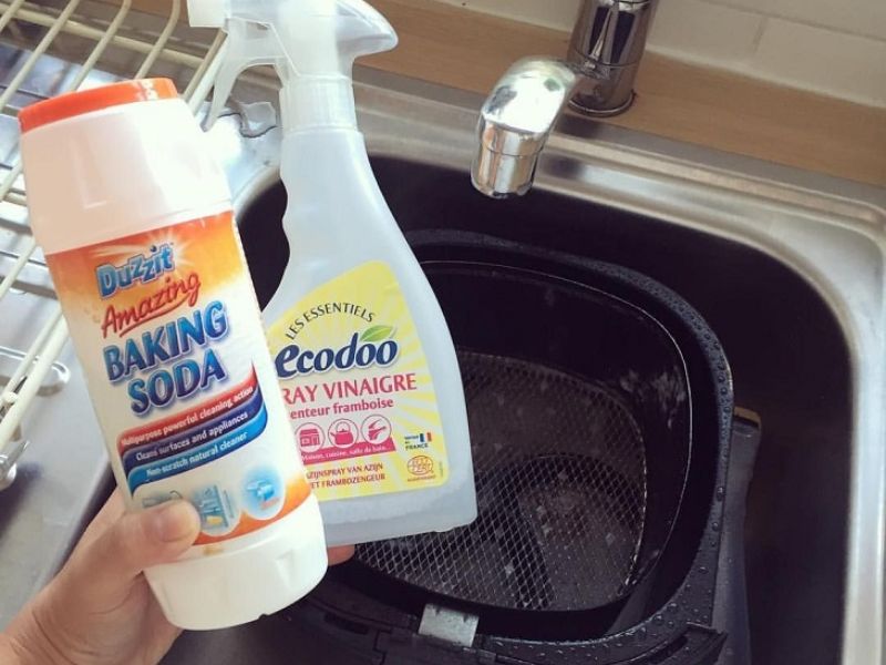 Vệ sinh từ baking soda với thanh đốt và mayso nồi chiên