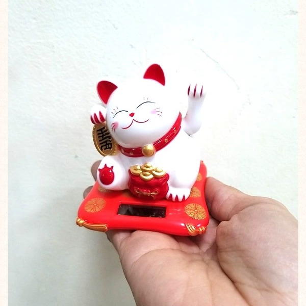 Con vật ngỗ nghịch đặt mặt Taplo Ô Tô