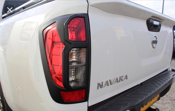 Ốp viền đèn hậu Nissan Navara