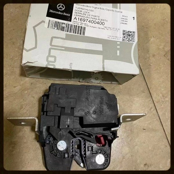 Bộ khóa (lock) ngậm cửa xe Mercedes CLA200 Mã A1697400400