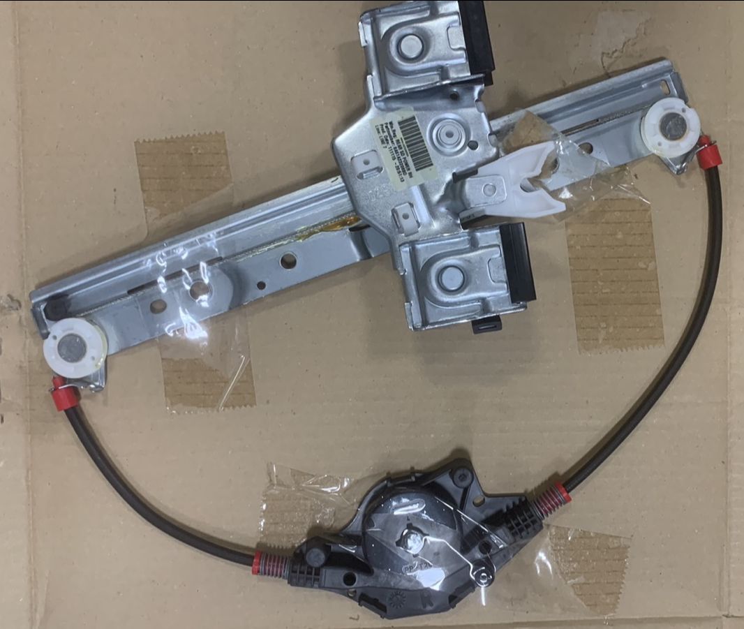 Compa lên xuống kính sau trái Daewoo Lacetti Mã P94566240