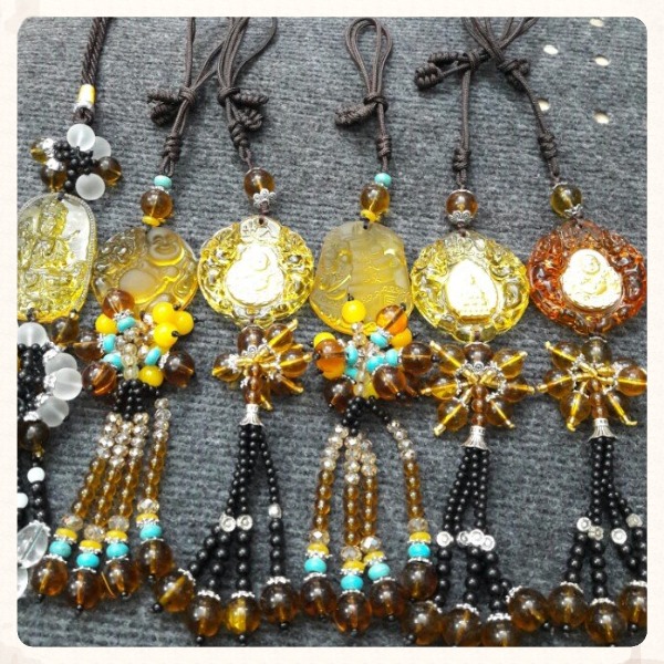 Phụ kiện treo trong xe ô tô