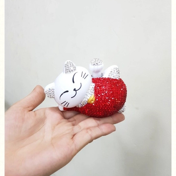 Con vật ngỗ nghịch đặt mặt Taplo Ô Tô