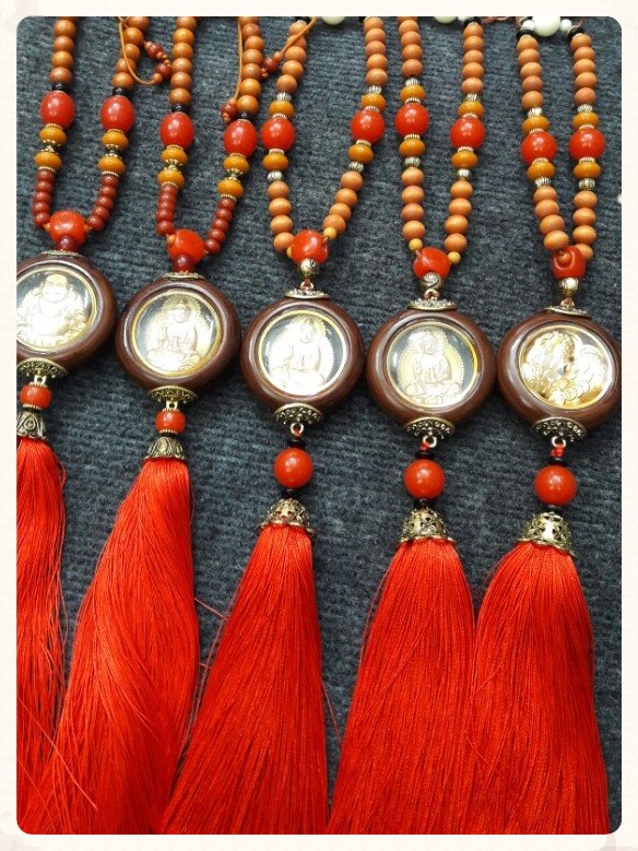 Phụ kiện treo trong xe ô tô