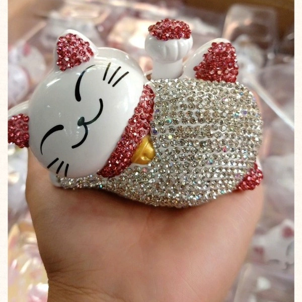 Con vật ngỗ nghịch đặt mặt Taplo Ô Tô