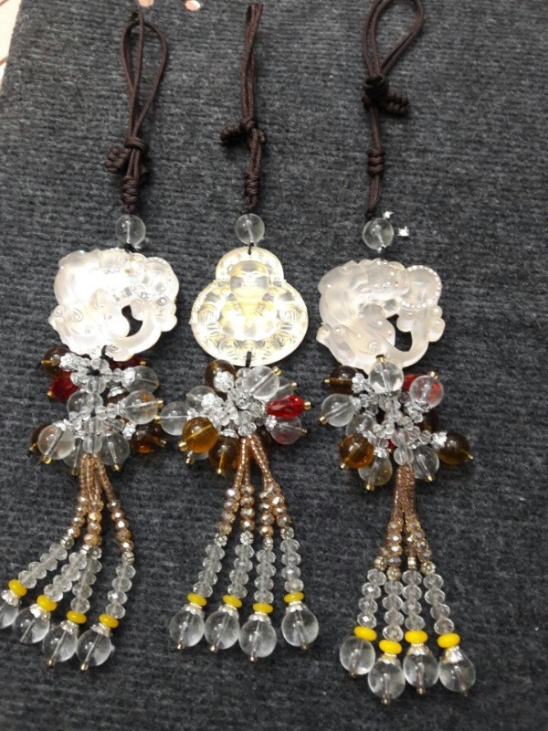 Phụ kiện treo trong xe ô tô