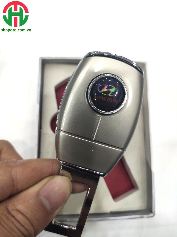 Chốt đai an toàn Hyundai có khe cắm dây