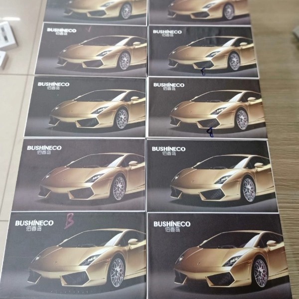 Mô hình ô tô đặt trên Taplo