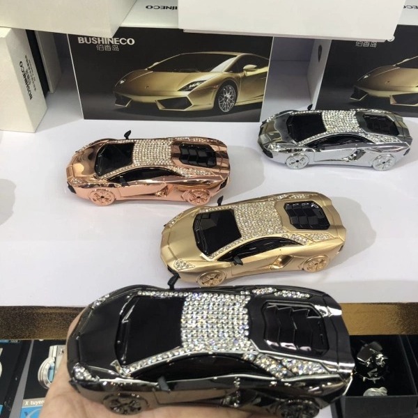 Mô hình ô tô đặt trên Taplo