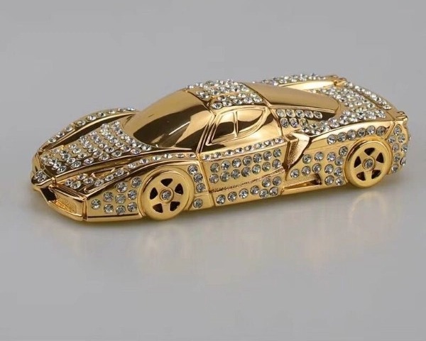 Mô hình ô tô đặt trên Taplo