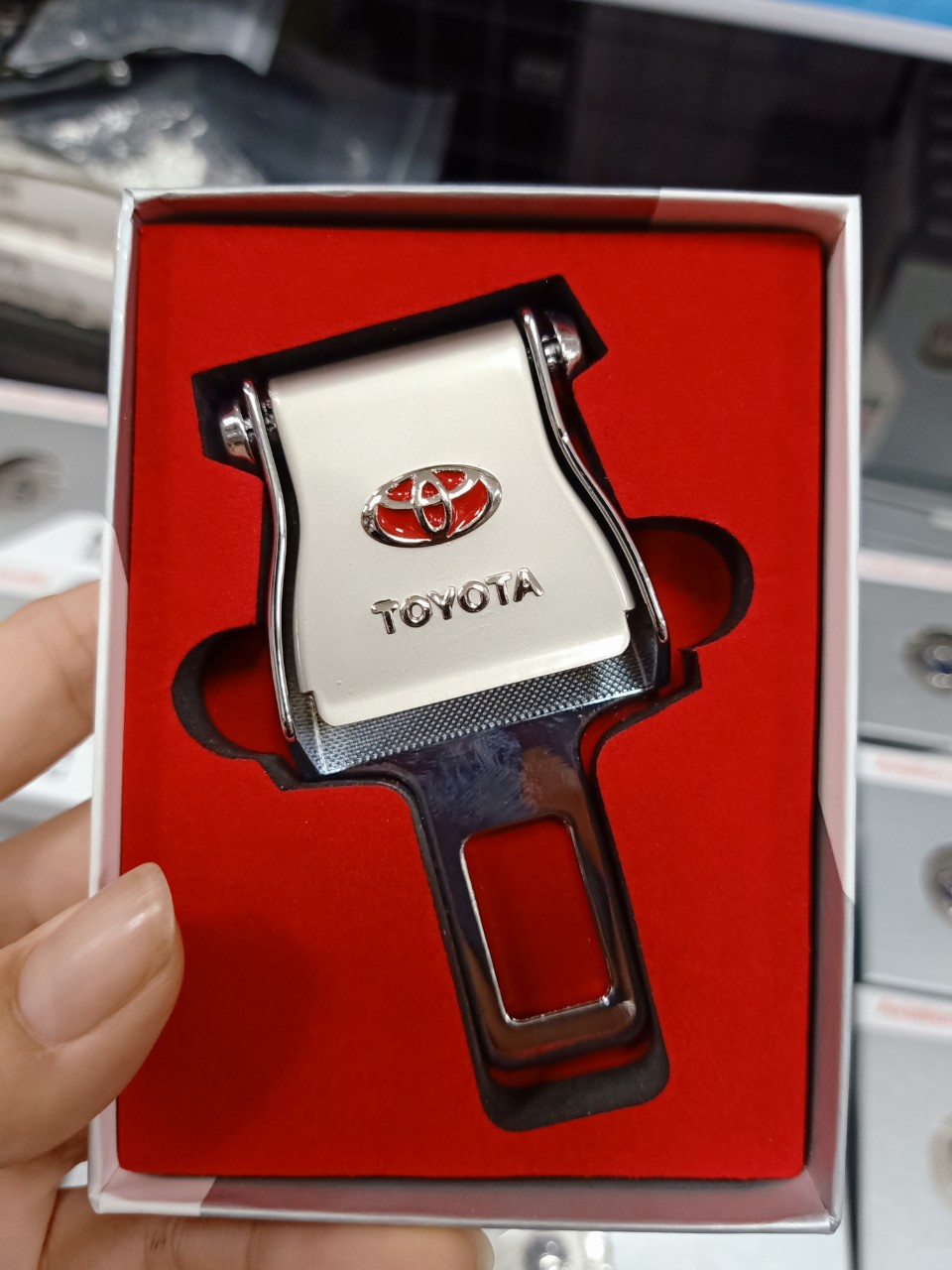 Gài dây đai an toàn ô tô theo hãng xe