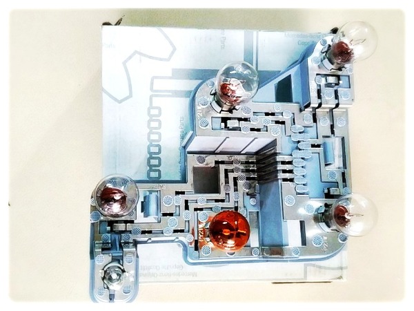 Vỉ đèn hậu xe Mercedes