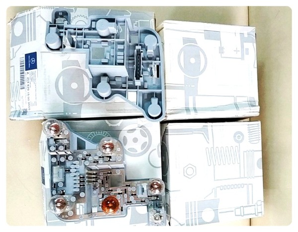 Vỉ đèn hậu xe Mercedes