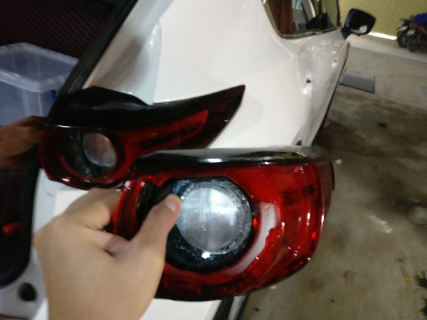 Đèn hậu miếng ngoài xe Mazda CX5 2018-2022