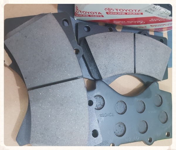 Má phanh trước Toyota Land Cruiser 2015