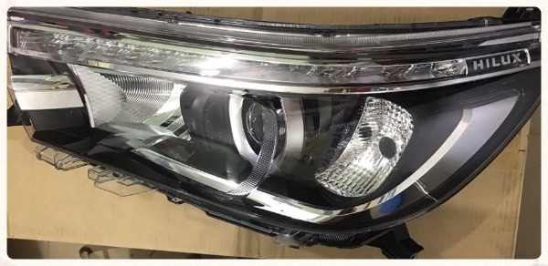 Đèn pha Toyota Hilux 2015 có bi