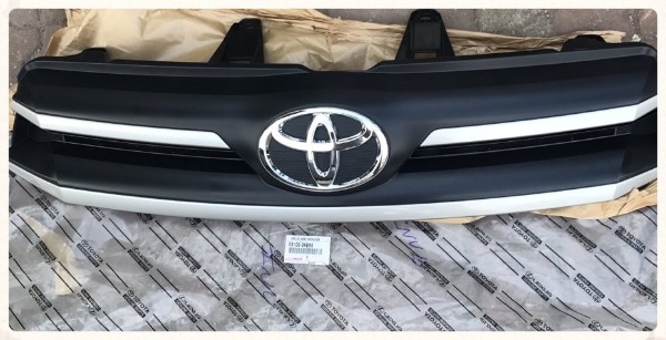 Mặt ca lăng Toyota Innova 2017