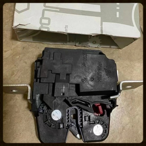Bộ khóa (lock) ngậm cửa xe Mercedes GLA45 AMG Mã A1697400400