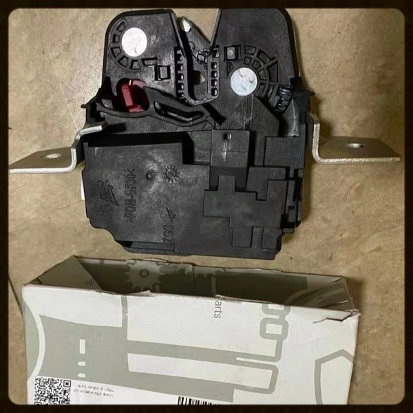 Bộ khóa (lock) ngậm cửa xe Mercedes A45 AMG Mã A1697400400