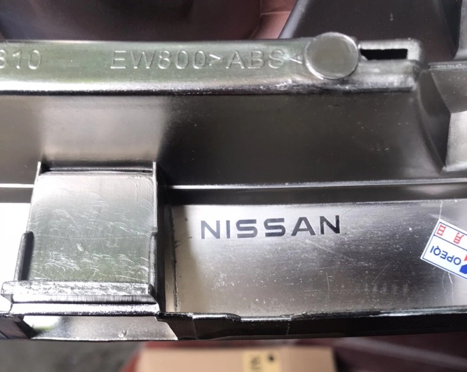 Mặt ca lăng Nissan Bluebird