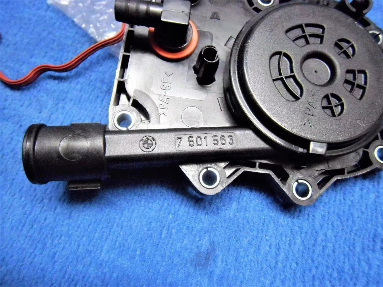 Van tuần PCV ( Hệ thống thông khí hộp trục khuỷu) Bmw 540i 2003