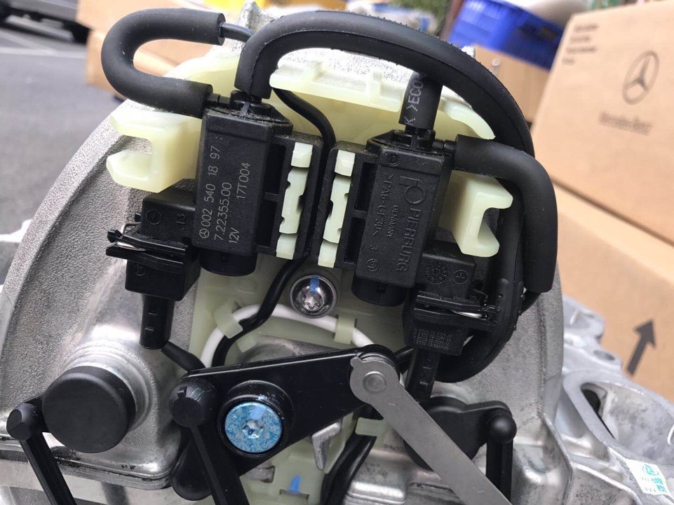 Cổ hút xe Mercedes M272
