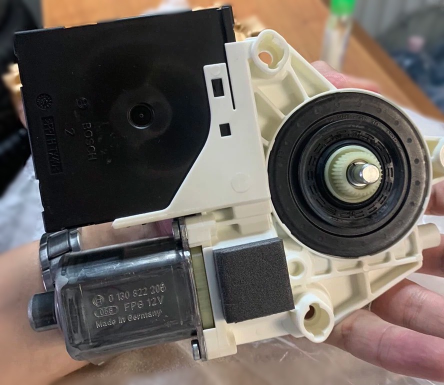 Mô tơ lên kính cửa trước Porsche 911