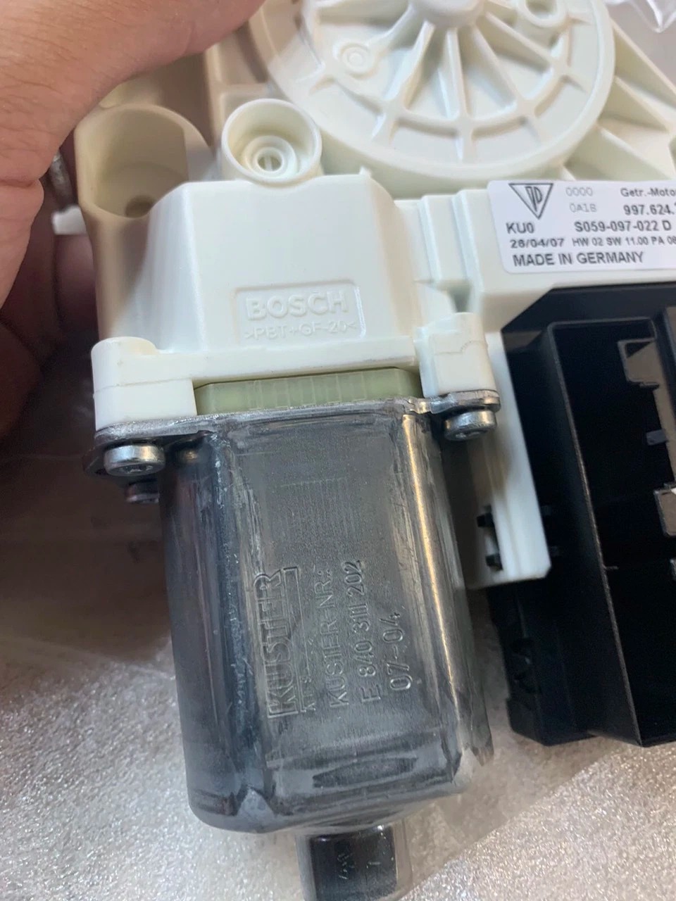 Mô tơ lên kính cửa trước Porsche 911